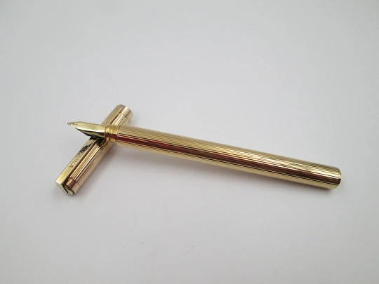 S.T. Dupont París Classique fountain pen. Gold plated. 18k nib. Linear pattern. France. 1990's