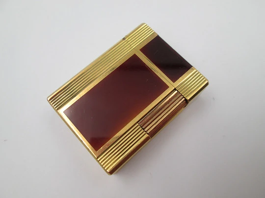 S.T. Dupont pocket gas lighter. Chinese lacquer and gold plated. 1990's. France