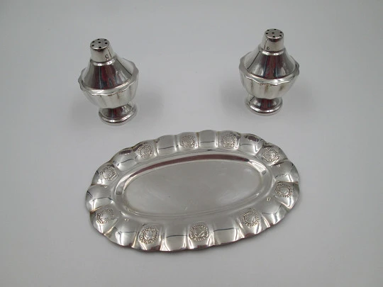 Salt shakers couple with tray set. 925 sterling silver. Suns ornate motifs. Mexico. 1970's