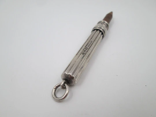 Sampson Mordan extendable pencil. Sterling silver. United Kingdom. Ribbed design. 1910's