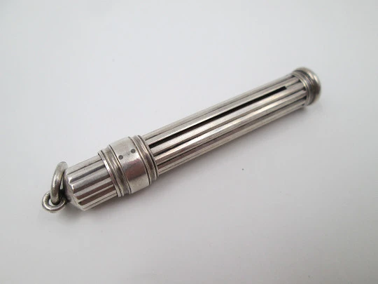 Sampson Mordan extendable pencil. Sterling silver. United Kingdom. Ribbed design. 1910's