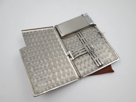 Seigneur cigarette case with petrol lighter. Silver plated metal. Lines and waves motifs