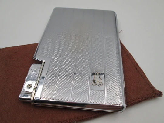 Seigneur cigarette case with petrol lighter. Silver plated metal. Lines and waves motifs