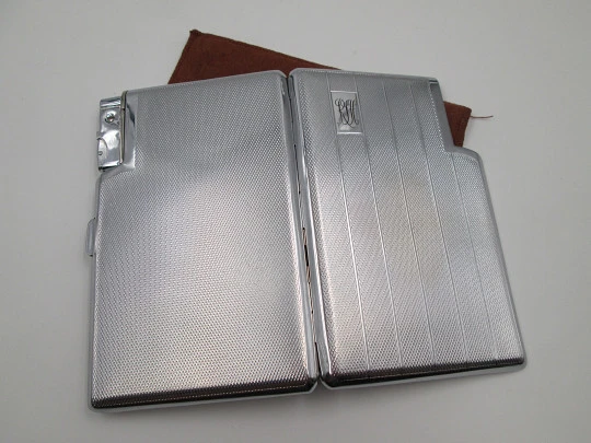 Seigneur cigarette case with petrol lighter. Silver plated metal. Lines and waves motifs