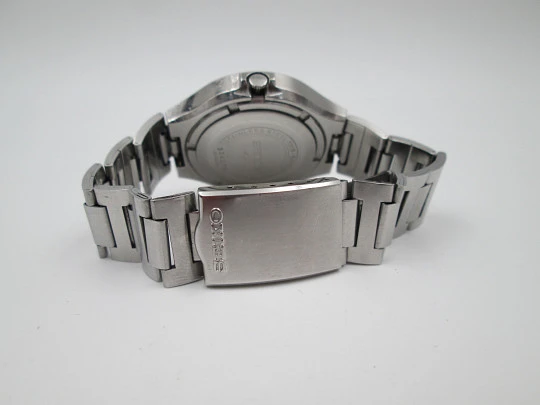 Seiko 5 men's watch. Stainless steel. Automatic. Calendar. Bracelet. Box. 1980's