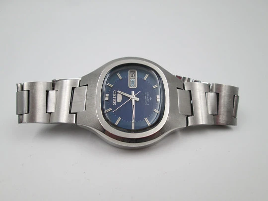 Seiko 5 men's watch. Stainless steel. Automatic. Calendar. Bracelet. Box. 1980's