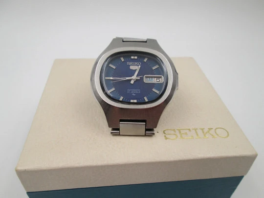Seiko 5 men's watch. Stainless steel. Automatic. Calendar. Bracelet. Box. 1980's
