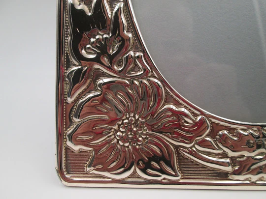 Silver plated brass photo frame. Floral motifs and plant decorations. 1990's. Europe