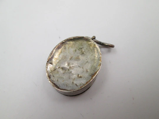 Small oval reliquary. Sterling silver. Handle and ring. Front lid. Spain. 19th century