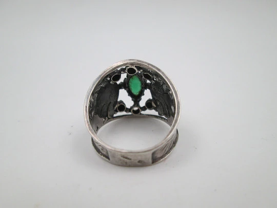 Sortija calada para mujer. Plata de ley. Gema verde y motivos vegetales. 1980. Europa