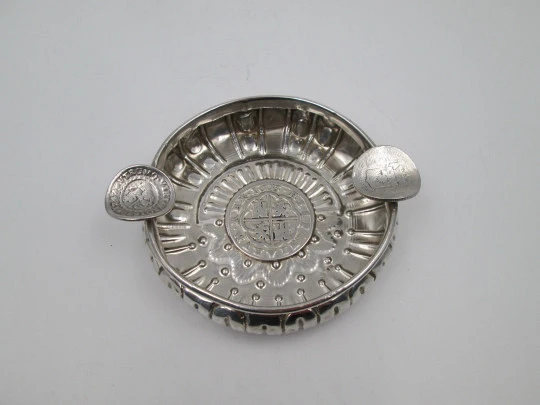 Sterling silver round ashtray, Spanish kings coins and ribbed motifs. 1970's