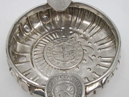 Sterling silver round ashtray, Spanish kings coins and ribbed motifs. 1970's