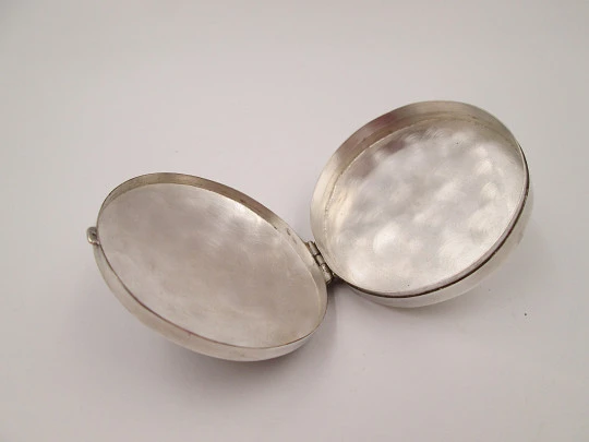 Table pillbox. 925 sterling silver. Women's bust high relief. Articulated lid. 1970's. Europe