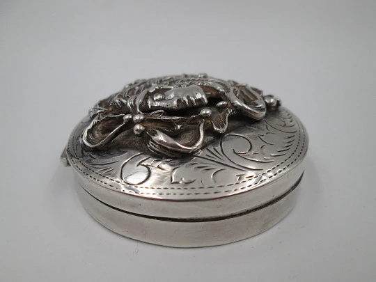 Table pillbox. 925 sterling silver. Women's bust high relief. Articulated lid. 1970's. Europe