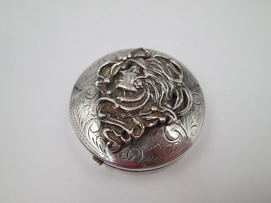 Table pillbox. 925 sterling silver. Women's bust high relief. Articulated lid. 1970's. Europe