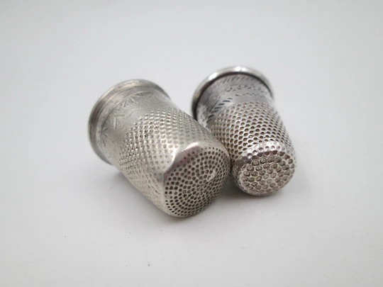 Two sewing thimbles. Sterling silver. Geometric motifs and cross. Spain. 1970's