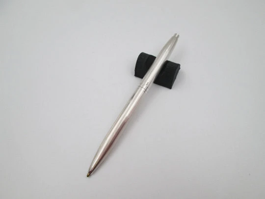 Unisex ballpoint pen. Sterling silver. Vertical lines pattern. Push-down system 1990's. Spain