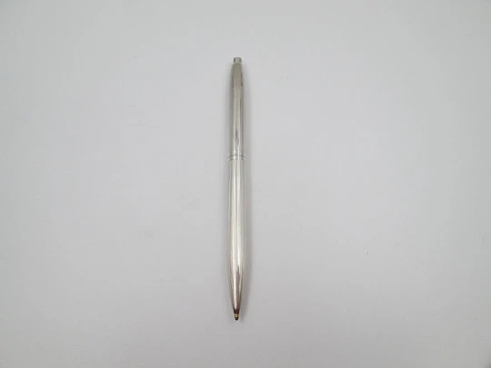 Unisex ballpoint pen. Sterling silver. Vertical lines pattern. Push-down system 1990's. Spain