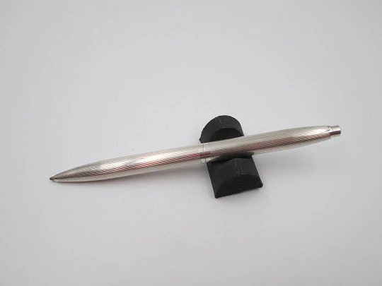 Unisex ballpoint pen. Sterling silver. Vertical lines pattern. Push-down system 1990's. Spain