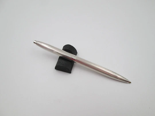 Unisex ballpoint pen. Sterling silver. Vertical lines pattern. Push-down system 1990's. Spain