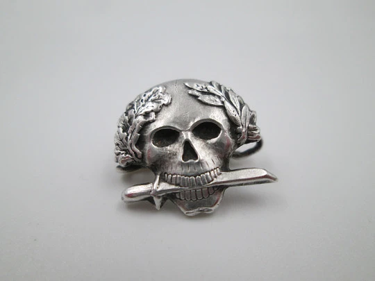 Unisex brooch. Sterling silver. Skull with sword motif. Pin on reverse. Spain 1990's