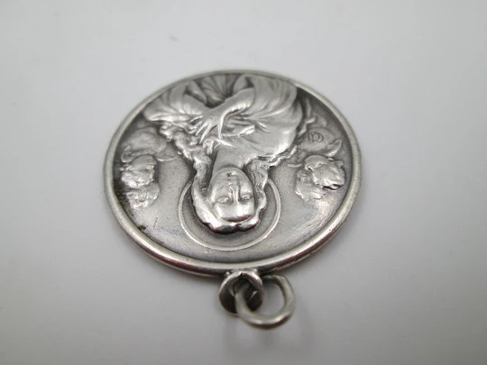 Virgin Mary with cherub busts medal. Sterling silver. Handle and ring. Spain. 1970's