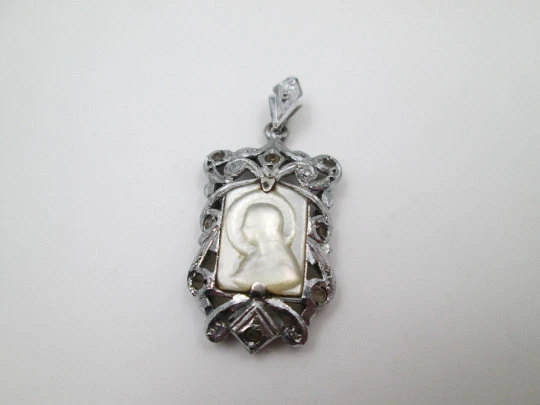 Virgin with halo religious medal. Nacre, sterling silver and white gems. Spain. 1940