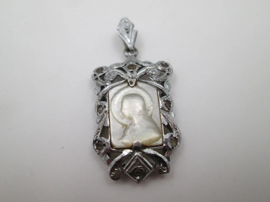 Virgin with halo religious medal. Nacre, sterling silver and white gems. Spain. 1940