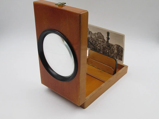 Visor lupa de sobremesa para postales y fotos. Madera de caoba y metal dorado. Caja. 1940