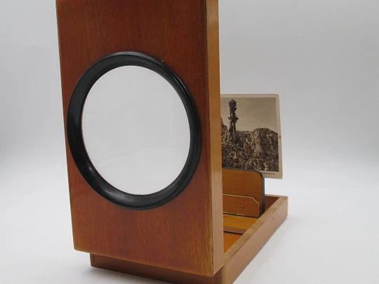 Visor lupa de sobremesa para postales y fotos. Madera de caoba y metal dorado. Caja. 1940