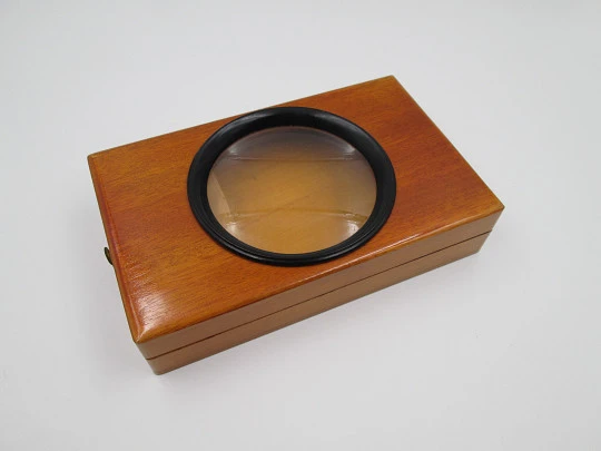 Visor lupa de sobremesa para postales y fotos. Madera de caoba y metal dorado. Caja. 1940