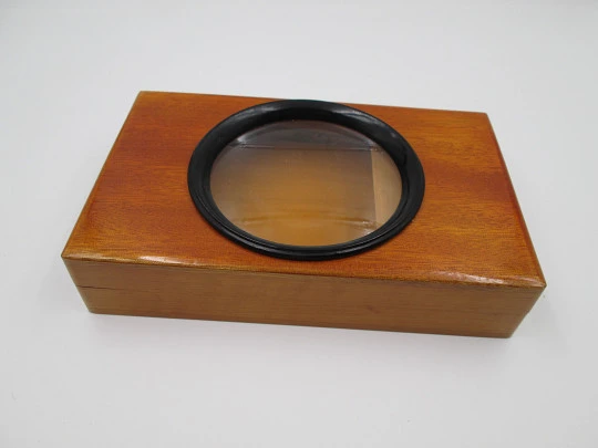 Visor lupa de sobremesa para postales y fotos. Madera de caoba y metal dorado. Caja. 1940