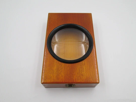 Visor lupa de sobremesa para postales y fotos. Madera de caoba y metal dorado. Caja. 1940