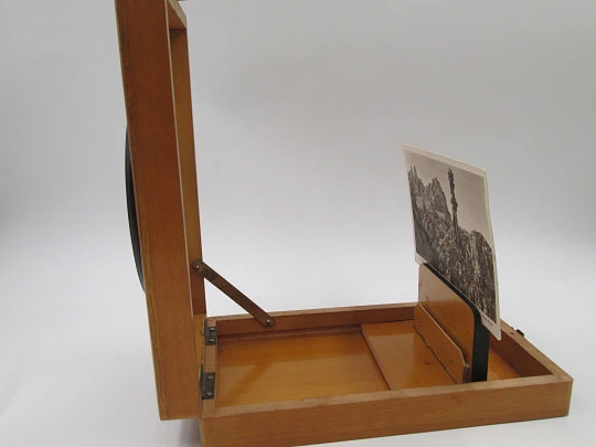 Visor lupa de sobremesa para postales y fotos. Madera de caoba y metal dorado. Caja. 1940