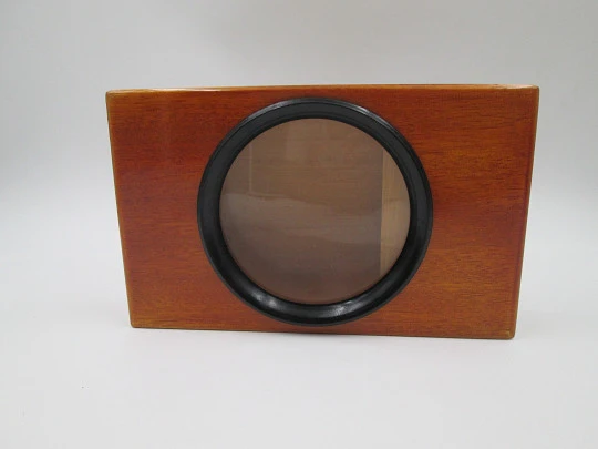 Visor lupa de sobremesa para postales y fotos. Madera de caoba y metal dorado. Caja. 1940