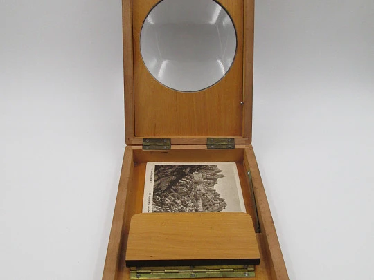 Visor lupa de sobremesa para postales y fotos. Madera de caoba y metal dorado. Caja. 1940