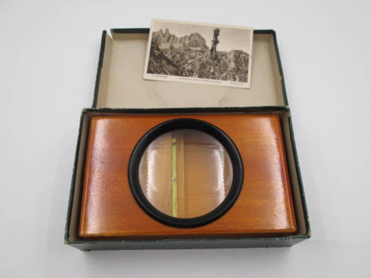 Visor lupa de sobremesa para postales y fotos. Madera de caoba y metal dorado. Caja. 1940