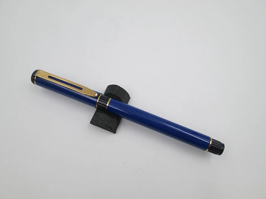 Waterman Centurion. Blue lacquer and purple plastic. Gold plated details. Box. 1990's