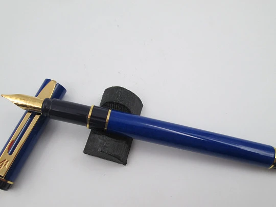 Waterman Centurion. Laca azul y plástico morado. Detalles chapados oro. Caja. 1990