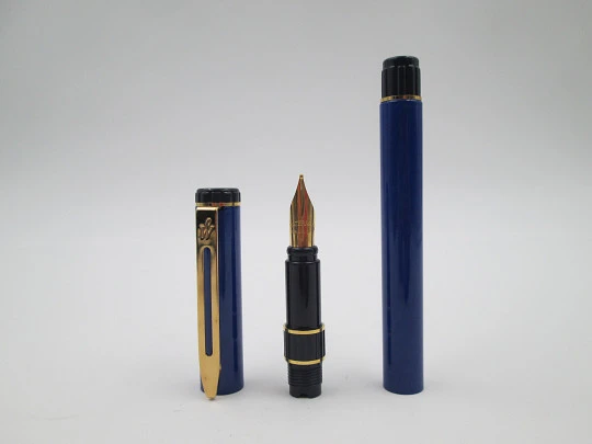 Waterman Centurion. Laca azul y plástico morado. Detalles chapados oro. Caja. 1990