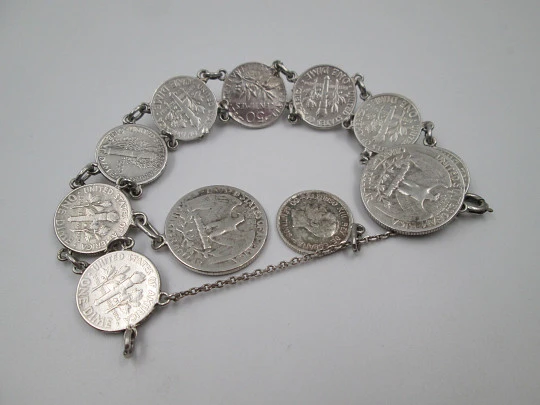 Women's articulated bracelet. Sterling silver. Dime and 1/4 dollar coins. Chain. 1960's