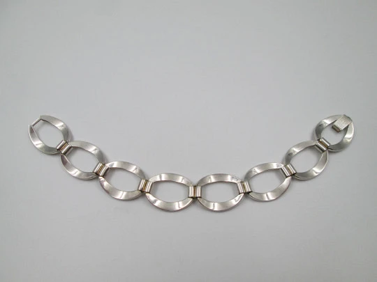 Women's bracelet. Interlocking ovals design. Sterling silver. Tab clasp. Europe. 1970's