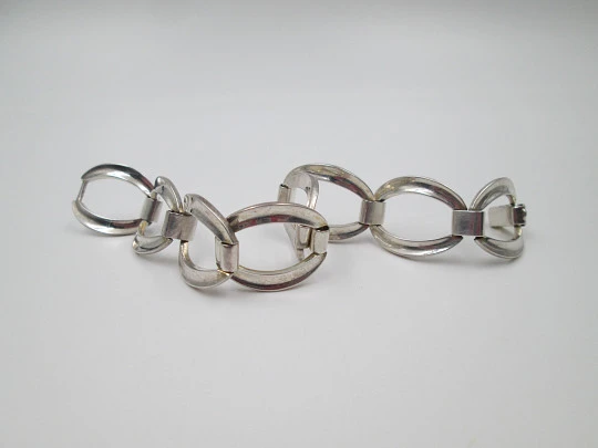 Women's bracelet. Interlocking ovals design. Sterling silver. Tab clasp. Europe. 1970's