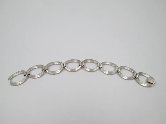 Women's bracelet. Interlocking ovals design. Sterling silver. Tab clasp. Europe. 1970's