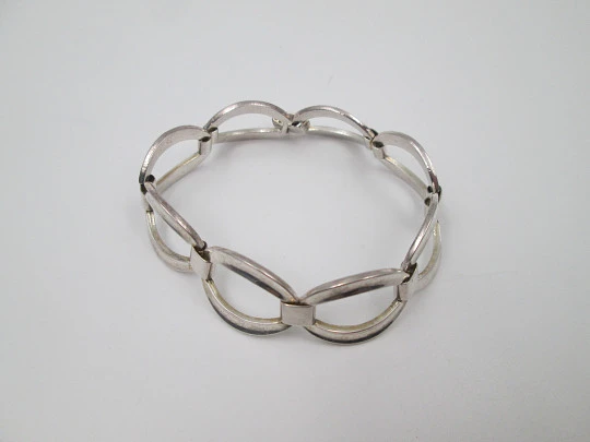 Women's bracelet. Interlocking ovals design. Sterling silver. Tab clasp. Europe. 1970's