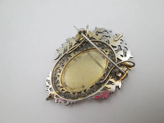 Women's brooch. Bitone plated metal. Flowered openwork edge. Pitcher & basket