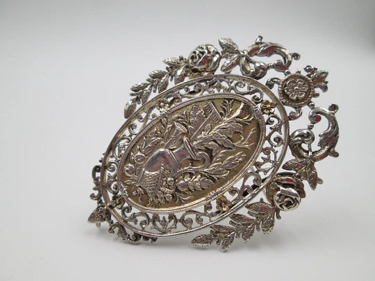 Women's brooch. Bitone plated metal. Flowered openwork edge. Pitcher & basket