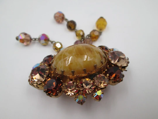 Women's brooch. Gold plated metal and bitone gems. Oval cabochon stone. USA. 1960's