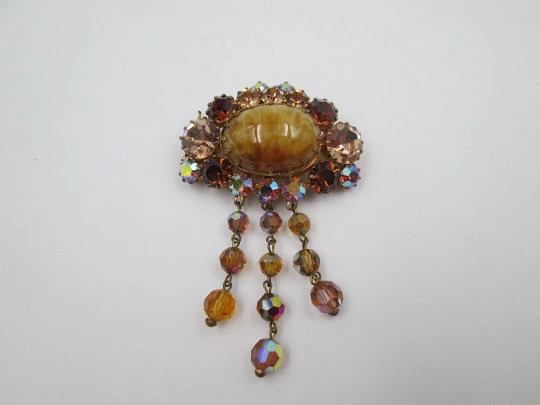 Women's brooch. Gold plated metal and bitone gems. Oval cabochon stone. USA. 1960's