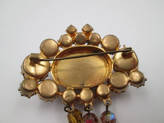 Women's brooch. Gold plated metal and bitone gems. Oval cabochon stone. USA. 1960's